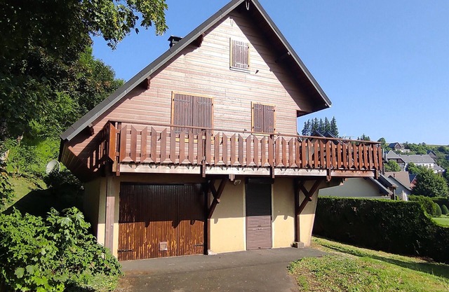 Authentic chalet in nature near Super Besse