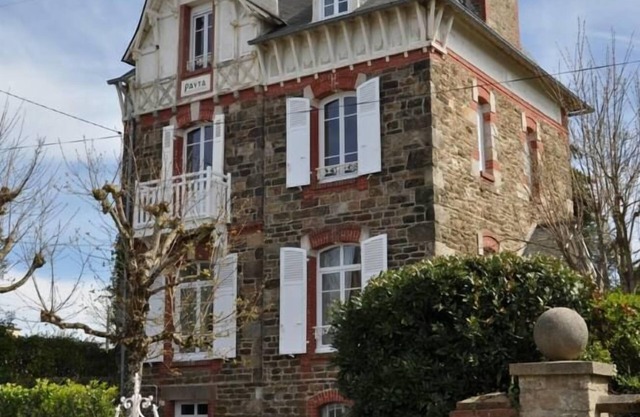 Authentic Captain's house in the long courtyard of the late 19th century