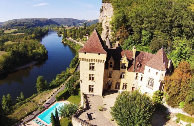 AUTHENTIC CASTLE WITH *VIEWS AND ALL CONVENIENCES AT DOORSTEP