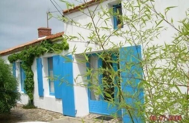 AUTHENTIC FISHERMAN'S HOUSE AT BLACKMOUTIER NEAR BEACH