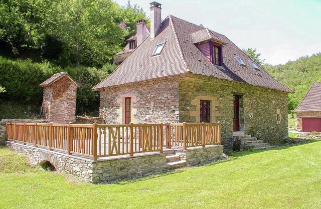 Authentic cottage with heated pool 12x6 close to a river surrounded by nature