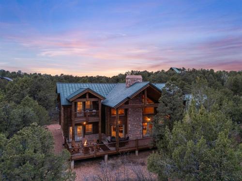 Authentic log cabin minutes from Zion NP