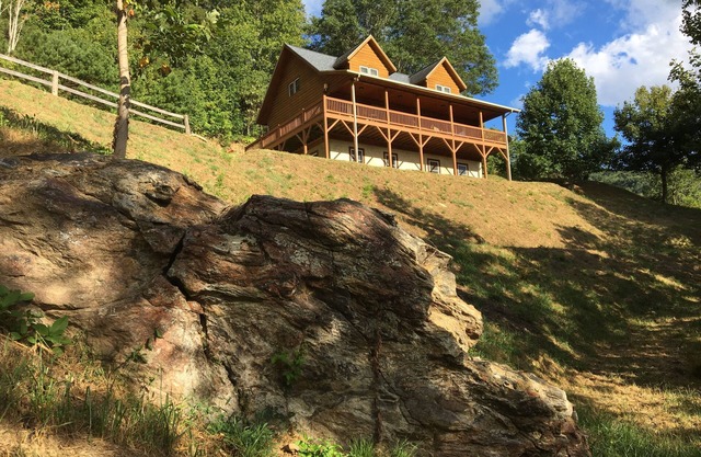 Authentic log cabin with astonishing mountain views; close to Blue Ridge Parkway