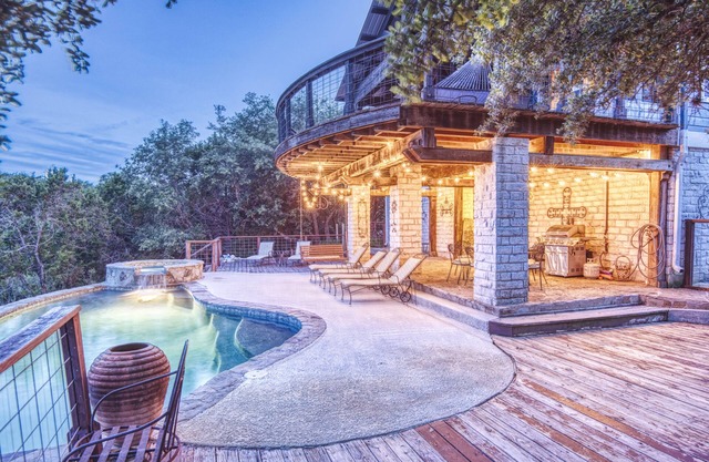 AVAILABLE! Hill Country Resort Style SPA/POOL-Sleeps 14 (20min DOWNTOWN