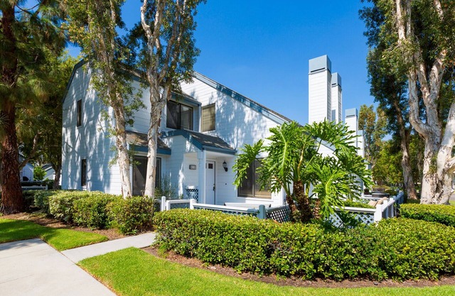 Available Oct 15th. Clean & Quiet Townhome, Irvine Woodbridge - Pool & Spa
