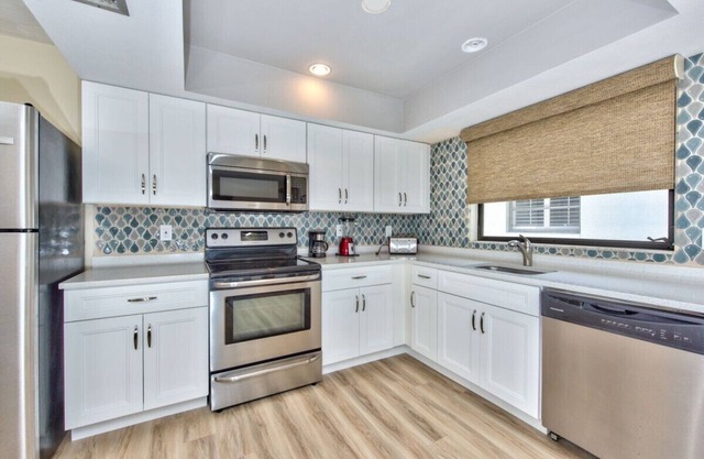 Avanti Vacation Rental, Relaxing 3-BR Retreat with Private Pool Minutes from Vanderbilt Beach and Delnor-Wiggins State Park. Enjoy Southern Exposure, BBQ Area, and Pet-Friendly Comfort