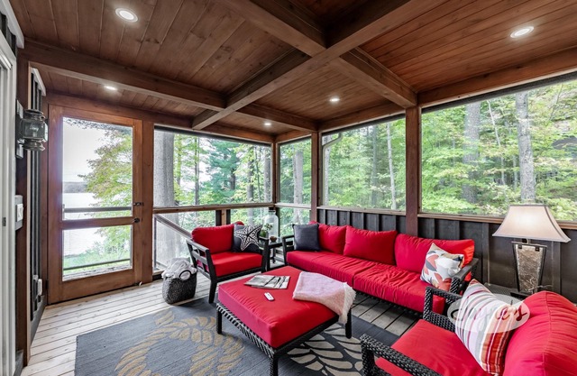 Award Winning View on Lake of Bays, 3 bdrm 3 bath 4 season cottage!