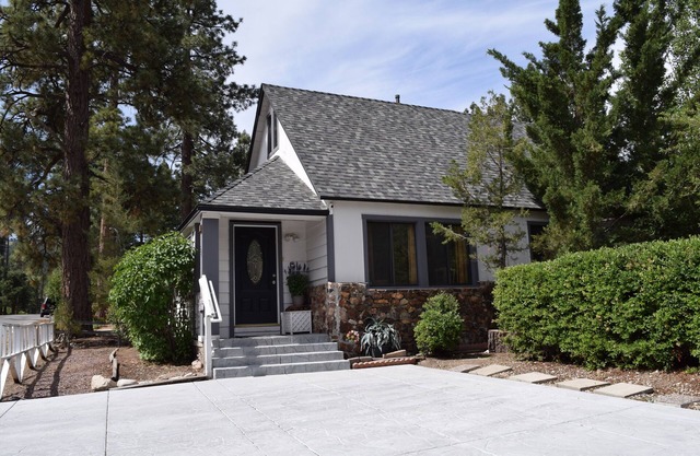 Awesome Eagle Point Corner Cottage Conveniently Located, Close To Everything!