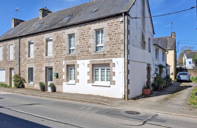 Awesome home in Plounevez-Quintin