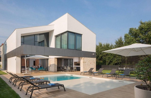 Awesome home in Liznjan