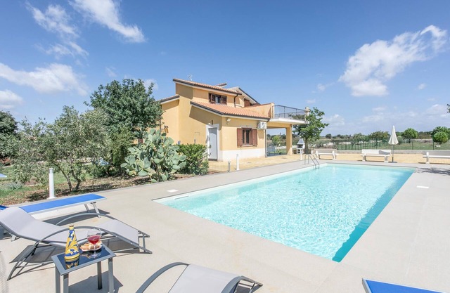Awesome home in Modica with WiFi