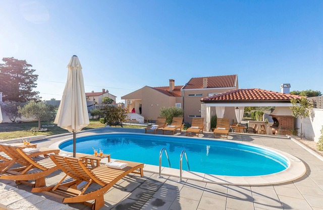 Awesome home in Vrsi with WiFi