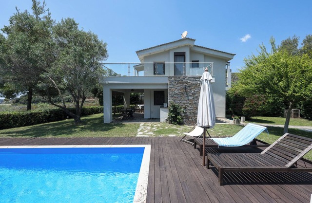 Aza Beachfront Villa by Luxlikehome