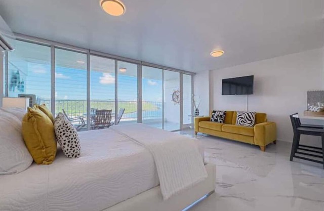 Azure Marina Suite W/Ocean View