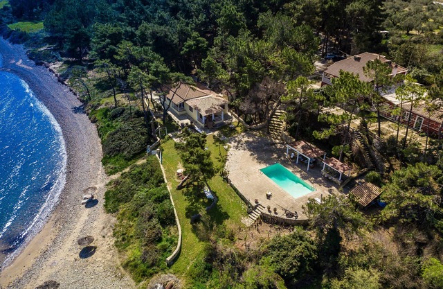 Azzuro Beach House - 3 Bedroom beachfront villa