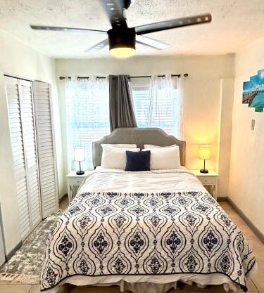 (B) Casa Azul. Minutes from the Beach & Mall