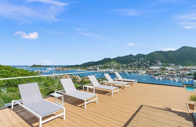 B224 - Amazing Lagoon-View Apartment with Balcony