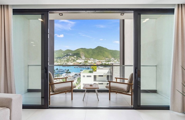 B226 - Amazing Lagoon View with Balcony