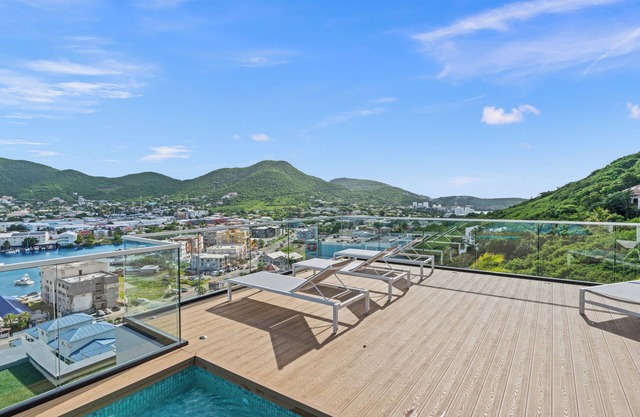 B253 - Incredible Top Floor Lagoon Views