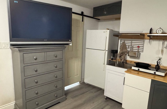 Bachelor suite-Steps away from Beechwood Village. Pet friendly!