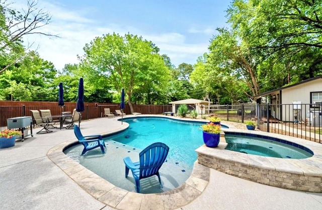 Backyard Oasis - Private Pool and Hot Tub