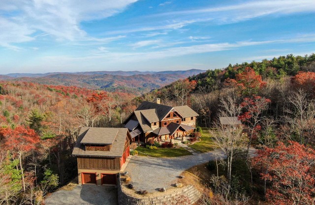 Bailey's Creek Lodge - Stunning views, outdoor kitchen, fire pit!