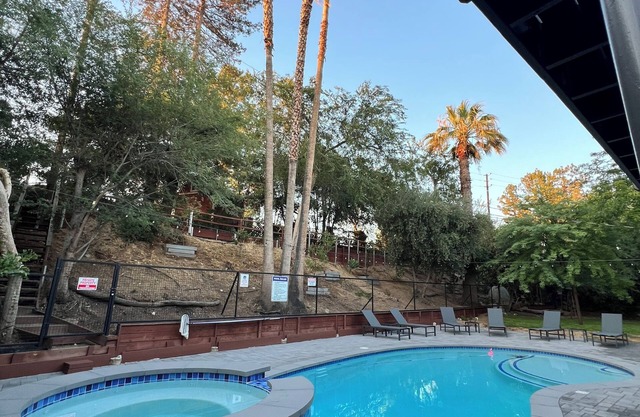 Bakersfield Luxe Stay- Private Spa Vibes Stylish & Serene