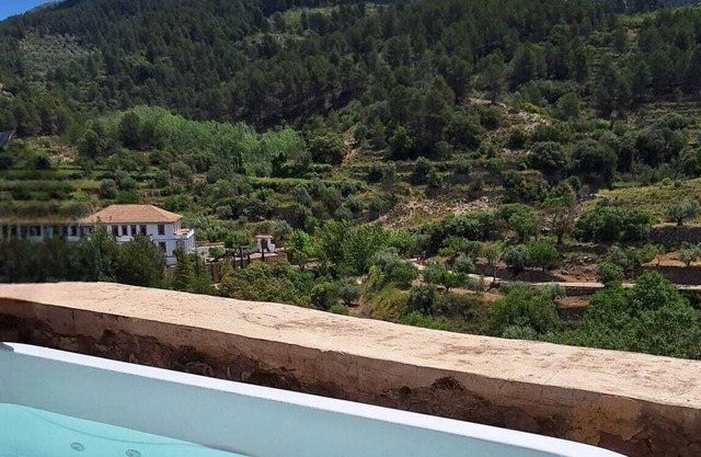 "Balcón de Aitana" : rural house with large terrace, jacuzzi and mountain views.