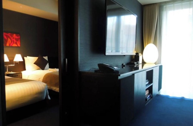 Balcony Twin Suite hotel in beautiful Taito City with WiFi, AC, fitness room