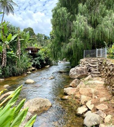 Bangalo a beira do rio em plena natureza