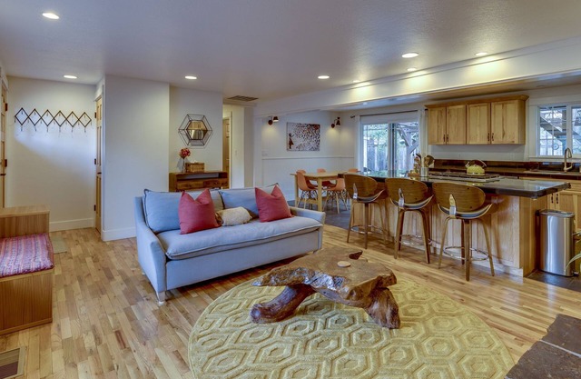 Banksy’s Basecamp - hot tub, patio, office space