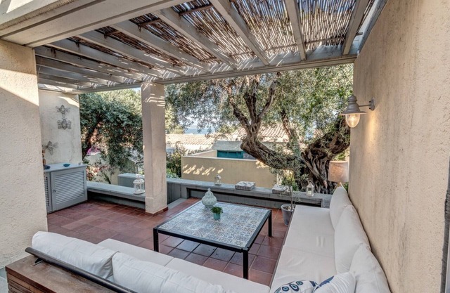 Barbati Luxury House by Cofuescapes