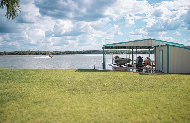 Bare Feet Retreat: Family-Friendly Lakefront Escape.