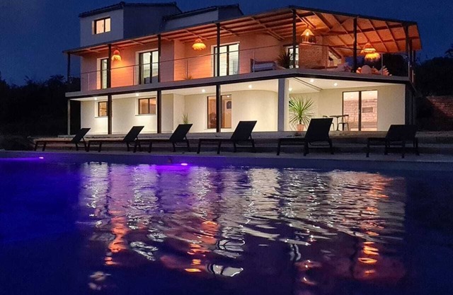 Barjac: Beautiful villa with magnificent view of the Cevennes mountains