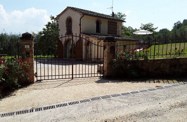 Barn with private swimming pool very close to San Gimignano, Siena, Volterra and Florence