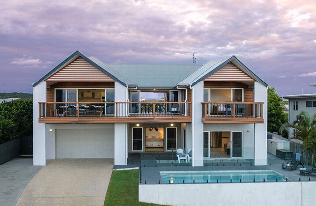 Barrier Reef Retreat - 4BR w/Pool 1 min to Beach