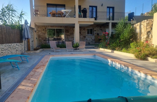 Bas de Maison 3 chambre 8 couchages avec piscine pour 6 adultes et 2 enfants