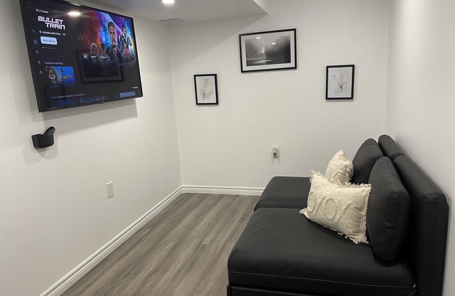 Basement 4 minutes from Centennial beach Barrie
