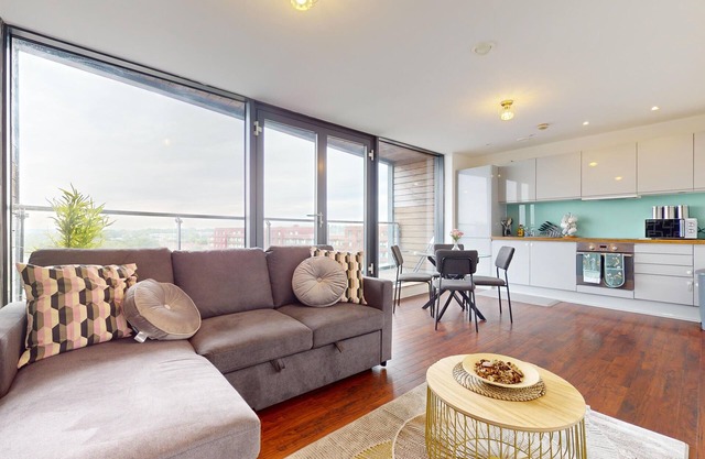 Basildon - 2 Bed Flat - Sleeps 5 - Near Station