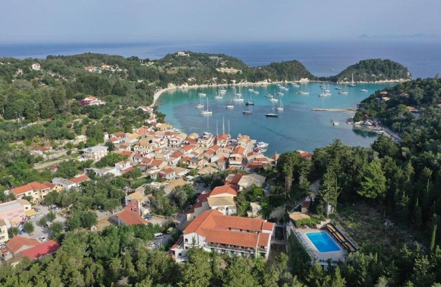 Bastas Hotel & Studios