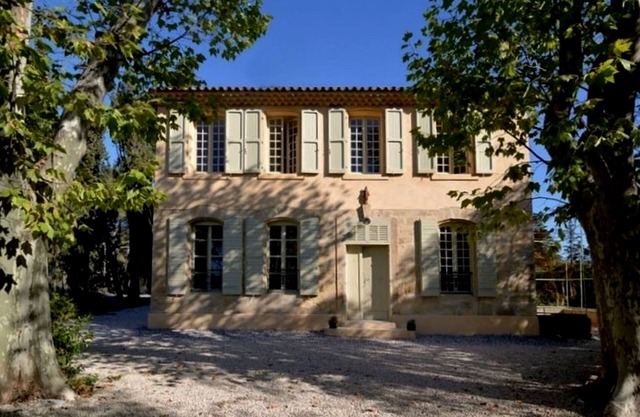 Bastide (18th century), swimming pool, view of Sainte-Victoire