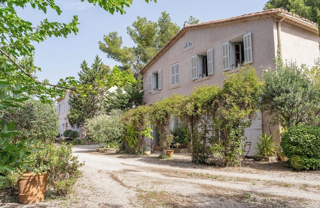 BASTIDE LE JAS AT THE FOOT OF THE GARLABAN ON THE MARCEL PAGNOL CIRCUIT