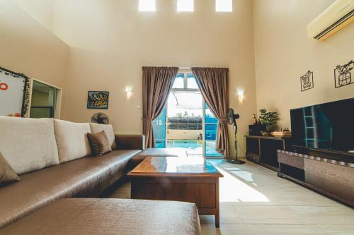Batu Pahat Santalia Villa 4BR 12pax Private Pool by Our Stay
