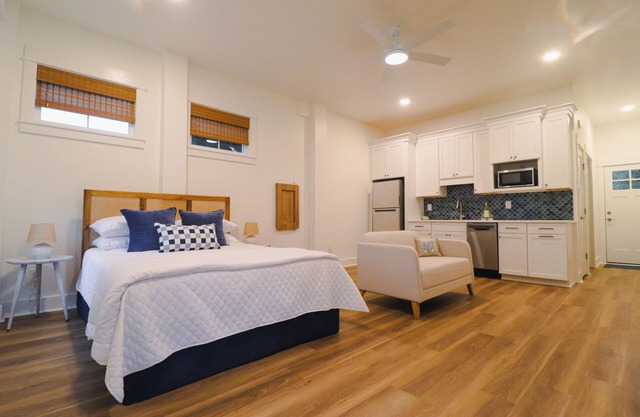 Baum Street BungalownNew Construction 1/2 Mile From the Beach + Hot Tub