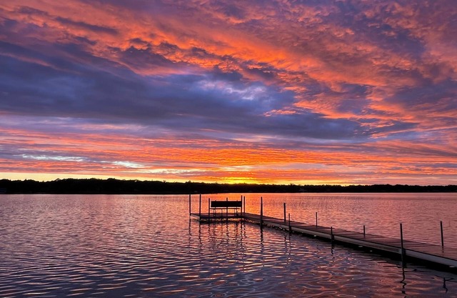 Baxter Beach House: Enjoy year-round activities/events in a cozy lakeside cabin.