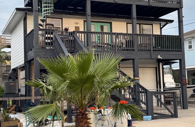 Bay Paradise with Views. Sleeps 4, Pets welcome, steps away from fishing piers