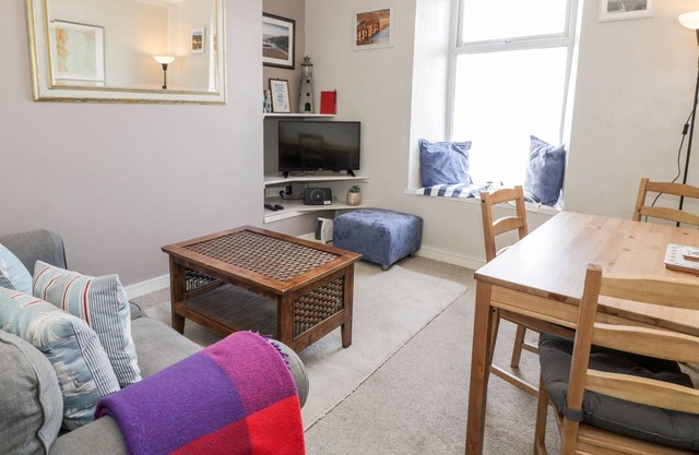 BAY VIEWS, romantic, country holiday cottage in Barmouth