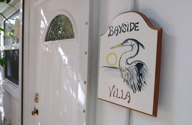 Bayside: Bayfront villa W/free onsite boat ramp marina & trailer parking.