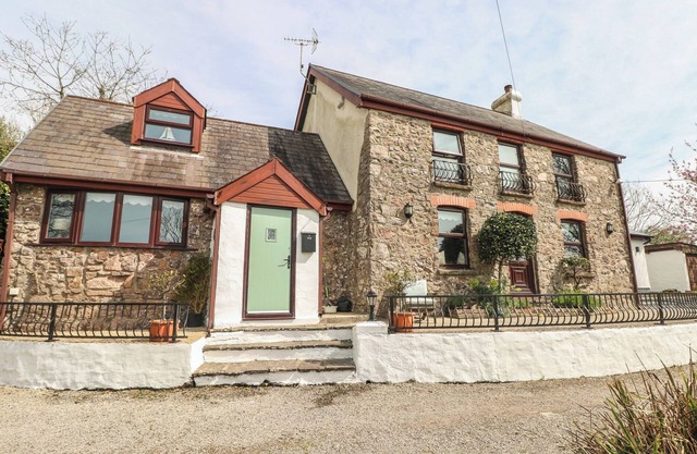 BAYVIEW, pet friendly, character holiday cottage in Llangennith