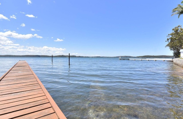 Baywatch Waterfront Lake Retreat with Private Jetty at Silverwater Lake Macqaurie